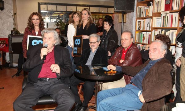 Η απονομή xρυσού δίσκου στο Μίκη Θεοδωράκη