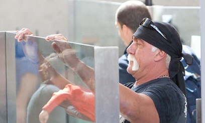 Τι έκανε ο Hulk Hogan και τον ελέγχουν οι αστυνομικοί;
