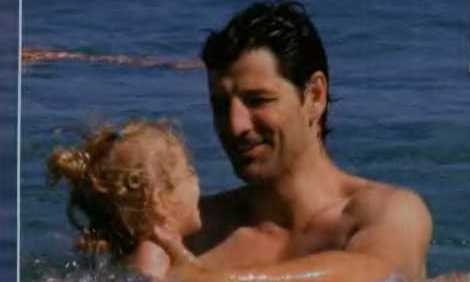 Σάκης Ρουβάς: Βουτιές στη Μύκονο με την Αναστασία