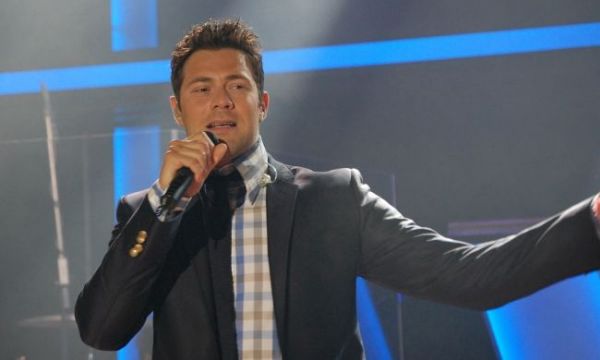 Ποιος γνωστός τραγουδιστής δηλώνει «αμετανόητα ταλαιπωρημένος εργένης»;