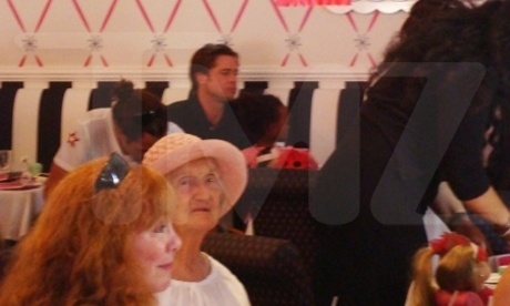 Ο Brad παίζει… με τις κούκλες