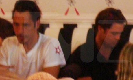 Ο Brad παίζει… με τις κούκλες