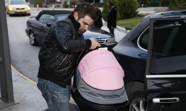 Η έξοδος του ευτυχή μπαμπά Νάσου Γουμενίδη από το μαιευτήριο
