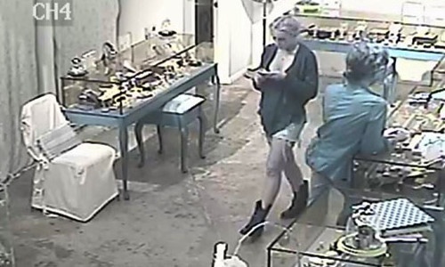 Καρέ – καρέ η επίσκεψη της Lohan στο κοσμηματοπωλείο