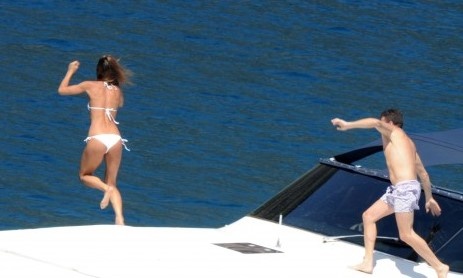 Elisabetta Canalis: Παίζοντας στην θάλασσα με τον πρώην…