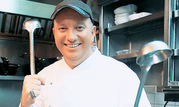 Ποιος επώνυμος σε ηλικία 5 ετών πήγε να μαγειρέψει και έβαλε φωτιά;