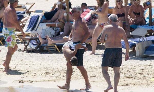 Αντώνης Νικοπολίδης: Παιχνίδια με τον γιο του στη θάλασσα