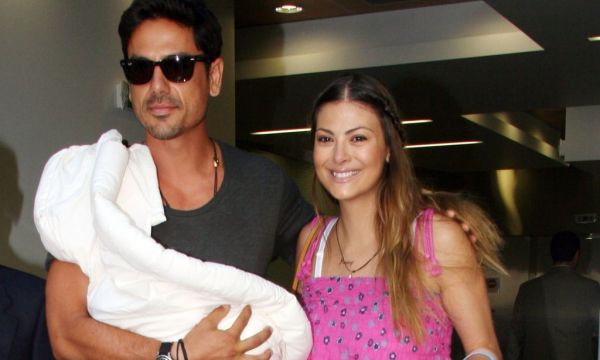 Καμπούρη-Ταρασιάδης: Καρέ καρέ η έξοδός τους από το μαιευτήριο