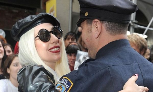 Η Lady Gaga φιλάει το… Νόμο