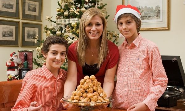 Ντίνα Νικολάου: Το ταξίδι μνήμης για τις καλύτερες γιορτές της 