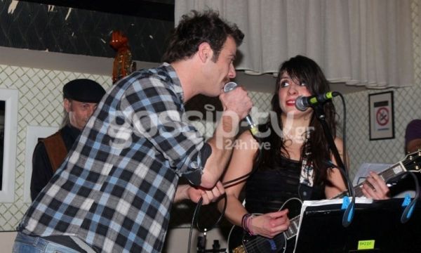 Όταν ο Τζιόβας τραγουδάει, η… κολλητή της Παπουτσάκη παίζει κιθάρα! (φωτό)