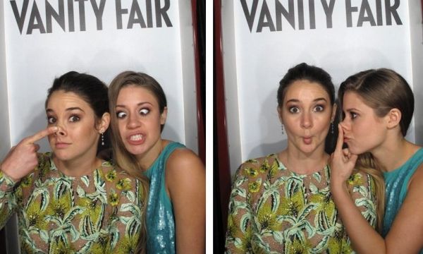 Οι σταρ ποζάρουν στο φωτογραφικό θάλαμο στο πάρτι του Vanity Fair