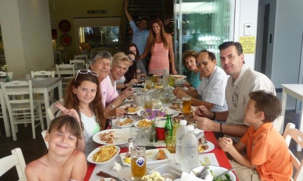 Ορθούλα Παπαδάκου: Γιόρτασε τα γενέθλιά της με τη βαφτιστήρα της 