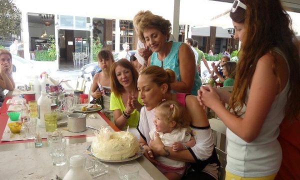 Ορθούλα Παπαδάκου: Γιόρτασε τα γενέθλιά της με τη βαφτιστήρα της 