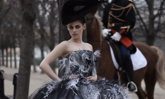 O Mario Testino φωτογραφίζει την Kristen Stewart