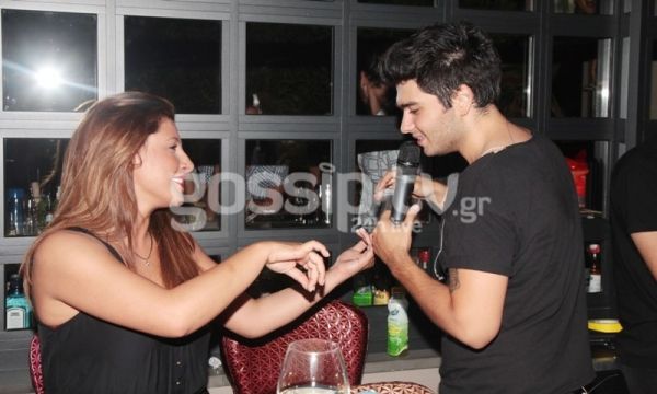 Καρέ-καρέ η πρόταση γάμου στην Έλενα Παπαρίζου! (φωτό)