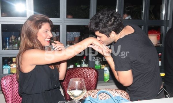 Καρέ-καρέ η πρόταση γάμου στην Έλενα Παπαρίζου! (φωτό)