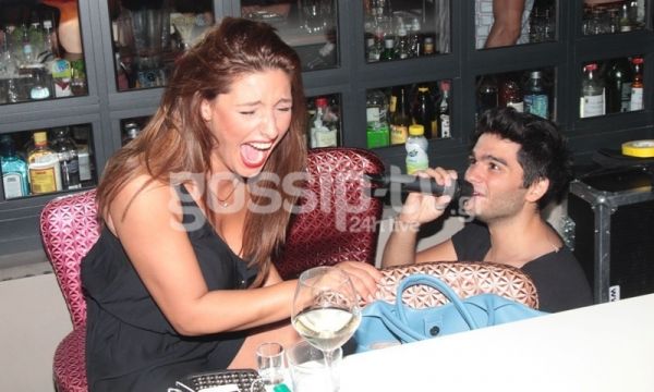 Καρέ-καρέ η πρόταση γάμου στην Έλενα Παπαρίζου! (φωτό)