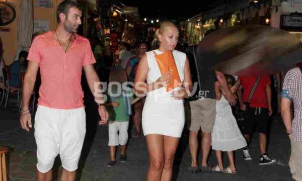 Γωγώ Μαστροκώστα: Sexy in white