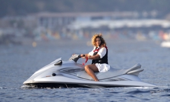 Beyonce: Κάνοντας τζετ σκι στη Γαλλία
