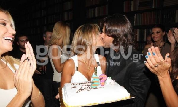 Ποια Ελληνίδα celebrity γιόρτασε τα γενέθλιά της κρύβοντας την ηλικία της;