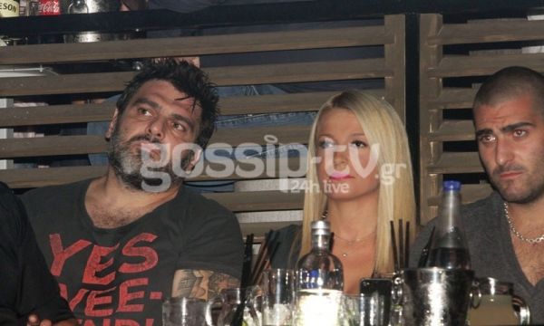 Ο Τόνυ, ο λεκές στην μπλούζα και η ξανθιά αγαπημένη του! (φωτό)