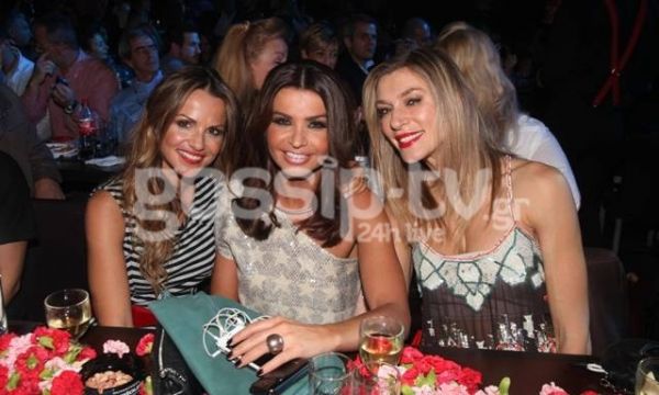 Ξεσάλωσε η Πασχάλη: Το βαρύ ζεϊμπέκικο και τα παλαμάκια από Δούκα-Λοτσάρη