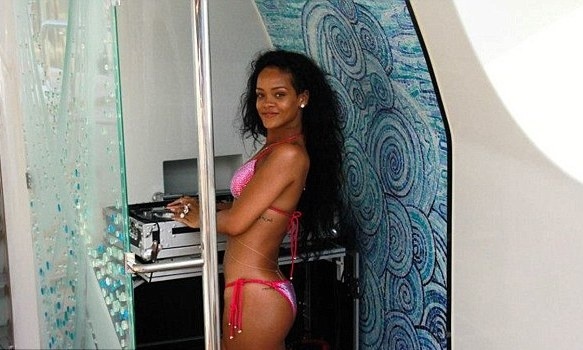 Το φωτογραφικό και σέξι άλμπουμ της Rihanna από τις διακοπές της!