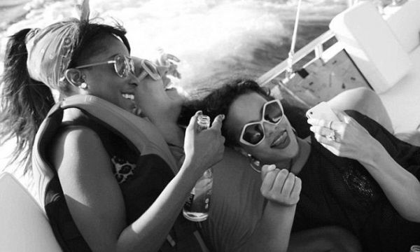 Το φωτογραφικό και σέξι άλμπουμ της Rihanna από τις διακοπές της!