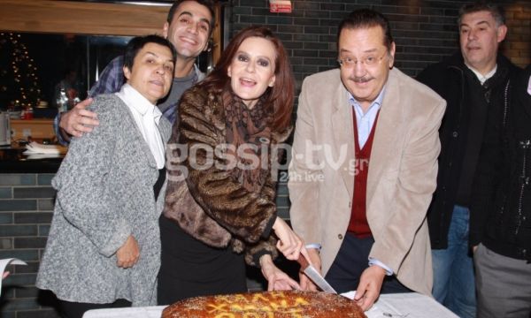 H Kάτια Δανδουλάκη έκοψε την Πρωτοχρονιάτικη πίτα στο θέατρο!