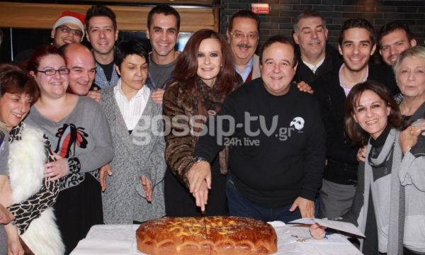 H Kάτια Δανδουλάκη έκοψε την Πρωτοχρονιάτικη πίτα στο θέατρο!