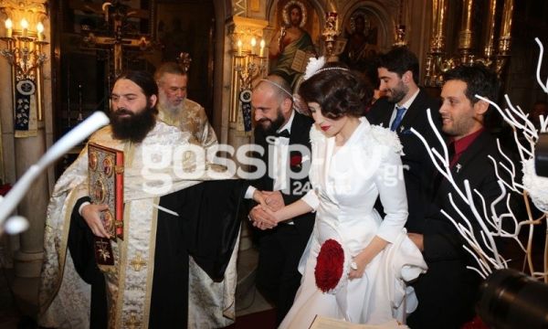 Γρηγόρης Μπάκας: Άφησε τα μικρόφωνα και ντύθηκε γαμπρός (φωτό) 