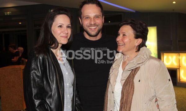 Γνωστός πρωταγωνιστής ποζάρει με την αδελφή και τη μητέρα του