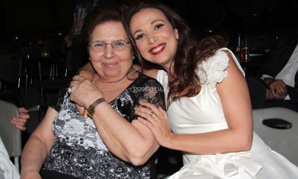 Μαμά και κόρη ποζάρουν με χάρη στο φακό! Είναι η μαμά της…