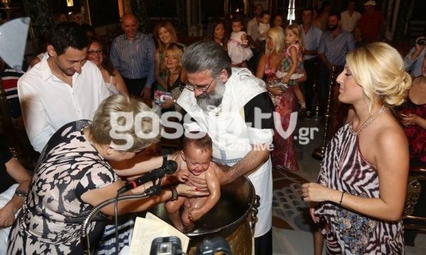 Η βάφτιση της δεύτερης κόρης του Πάνου Καλίδη (φωτό)