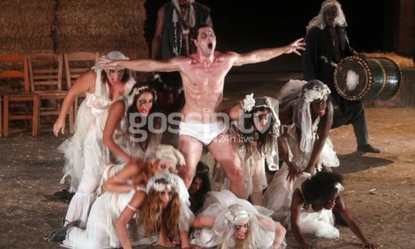 Πλήθος επώνυμων στις «Βάκχες» στο θέατρο Βράχων!