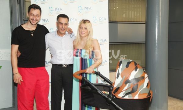 Πάνος Καλίδης - Λεάνα Μάρκογλου:  Eπέστρεψαν σπίτι με τον γιο τους!