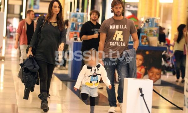 Η Μπέτυ Μαγγίρα μπήκε στο μήνα της και βγήκε οικογενειακά για ψώνια