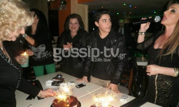 Πασίγνωστη τραγουδίστρια γιόρτασε με τον 14χρονο γιο της τα γενέθλιά του και την γιορτή του (φωτογραφίες)