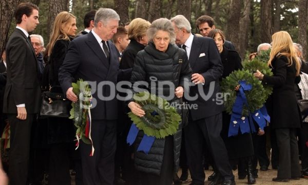 Η συγκίνηση του τέως βασιλιά Κωνσταντίνου στο μνημόσυνο του πατέρα του