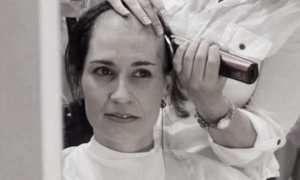 Πράξη που συγκλονίζει! Η φίλη τους διαγνώστηκε με καρκίνο και ξύρισαν όλες το κεφάλι τους! 