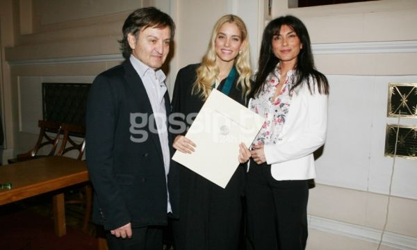 Η Δούκισσα Νομικού πήρε το πτυχίο της – Η συγκίνηση των γονιών της