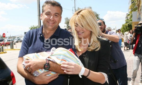 Σκορδά – Λιάγκας: Έφυγαν από το μαιευτήριο αγκαλιά με το μωράκι τους! (φωτογραφίες)