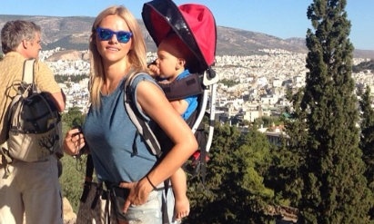 Στην Ακρόπολη με το γιο της στην πλάτη
