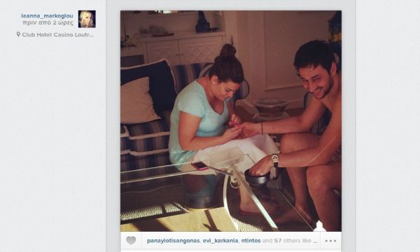 Πασίγνωστος τραγουδιστής κάνει… μανικιούρ!