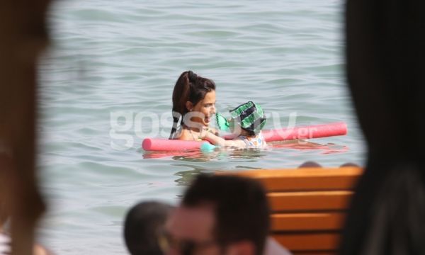 Οι βουτιές της Κατερίνας Παπουτσάκη με τον γιο της!