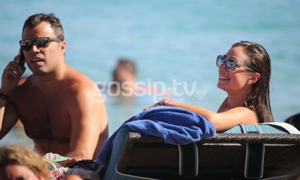 «Καυτά» φιλιά στην Μύκονο για τον αδερφό της Χρουσαλά