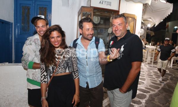 Μια παρέα στα σοκάκια της Μυκόνου