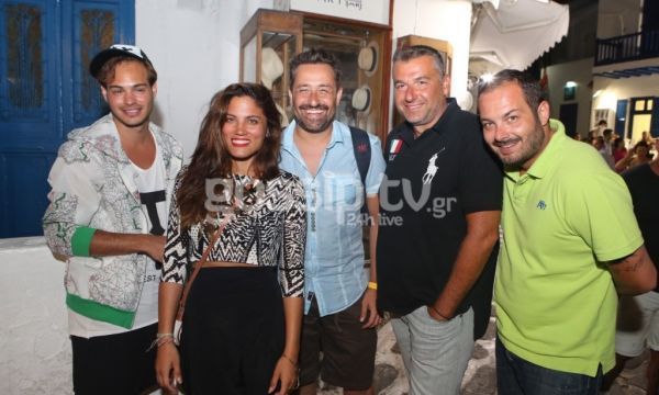 Μια παρέα στα σοκάκια της Μυκόνου