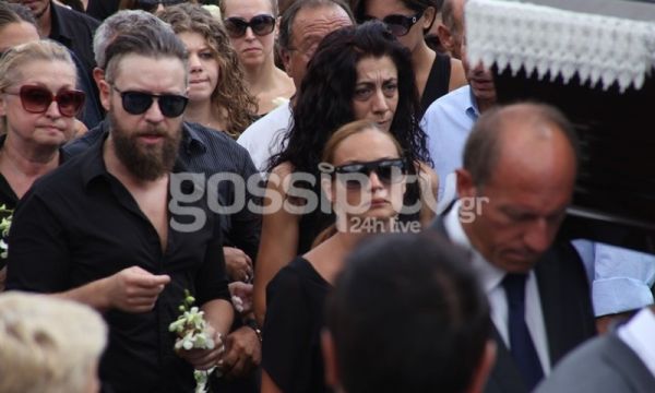 Υποβασταζόμενη η τελευταία σύντροφος του Βαρδή στην κηδεία του 